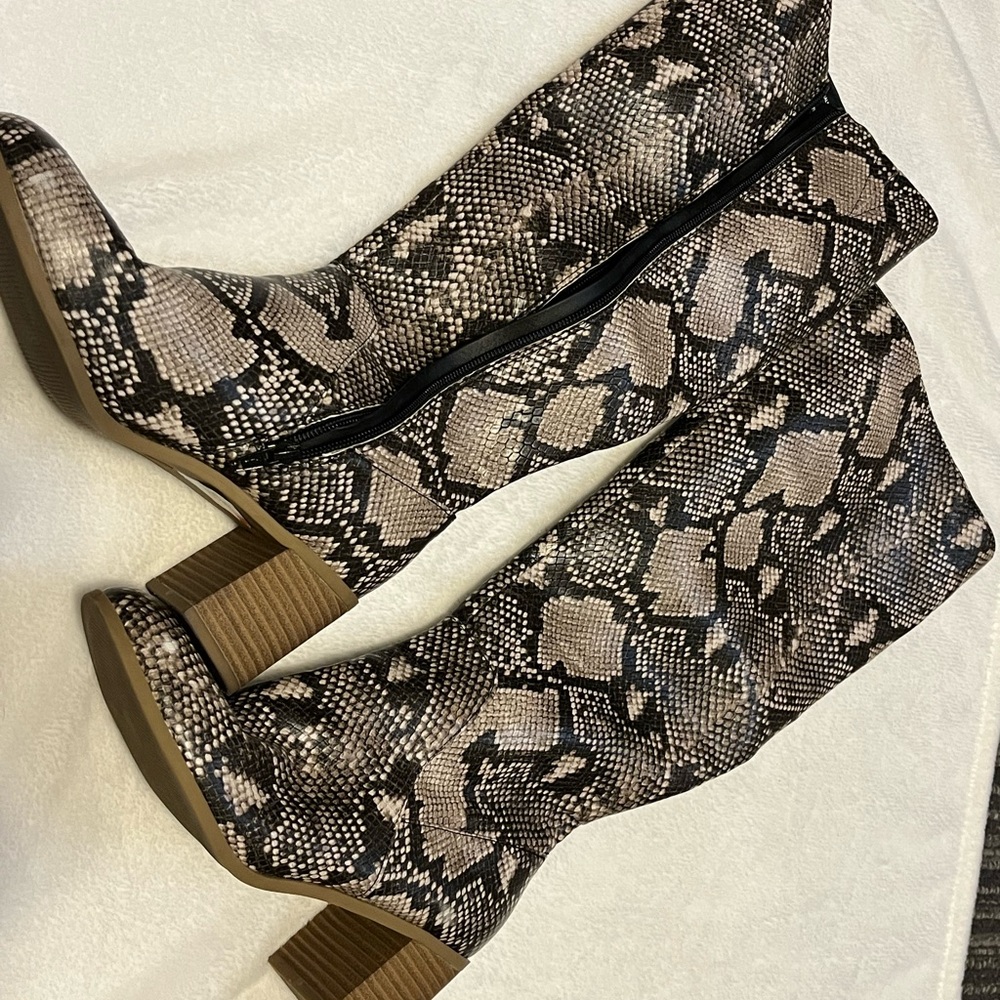 Universal Thread Snakeskin- Black and Brown